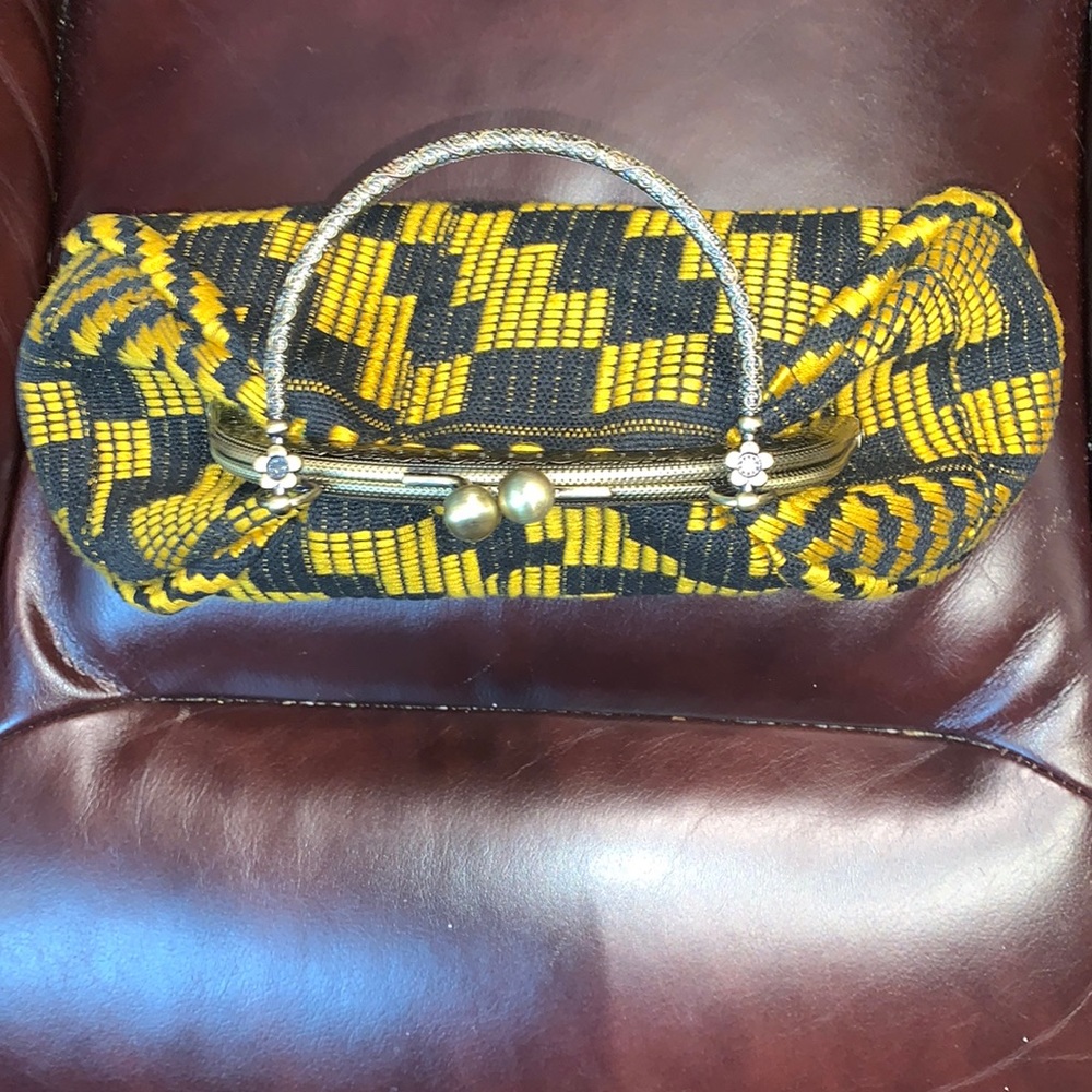 Unique Clasp Purse Handbag - Picture 9 of 12